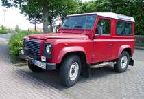 =Land Rover Defender steht auf einem Parkplatz in Petersberg-Marbach im Juni 2017
