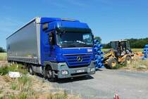 =MB Actros steht zur Entladung im Neubaugebiet von Petersberg-Marbach im Juni 2017