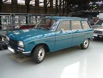 Peugeot 304 Break. 1971 - 1980. Der 304 hatte sehr viel Ähnlichkeit mit dem von 1965 - 1976 gebauten 204. Hier wurde ein 304 Break in der Ausstattungsvariante GL abgelichtet. Der 304 konnte wahlweise mit einem Benzin- oder Dieselmotor geordert werden. Der Benzinmotor hat einen Hubraum von 1288 cm³ und leistet 59 PS. Der Dieselmotor hat einen Hubraum von 1.5l und leistet 45 PS. Classic Remise Düsseldorf am 22.06.2017.