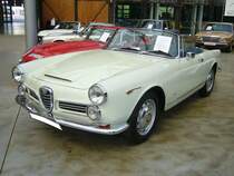 Alfa Romeo 2600 Spider. 1961 - 1965. Der 2600 Spider ist ein viersitziges Cabriolet. Er wurde bei der Carozzeria Touring, die ebenfalls in Mailand beheimatet ist, montiert. Von diesem Modell verkaufte Alfa Romeo 2257 Einheiten. Der 6-Zylinderreihenmotor hat einen Hubraum von 2584 cm³ und leistet 145 PS. Die Höchstgeschwindigkeit soll bei 200 km/h liegen. Classic Remise Düsseldorf am 22.06.2017.