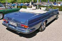 Mercedes-Benz 280 SE 3.5 Cabrio auf dem Oldtimer-Treffen an der Rennbahn in Krefeld, 8.5.16