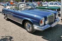 Mercedes-Benz 280 SE 3.5 Cabrio auf dem Oldtimer-Treffen an der Rennbahn in Krefeld, 8.5.16