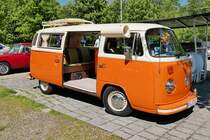 VW T2  Bully  Wohnmobil mit passiver Klimaanlage auf dem Oldtimer-Treffen an der Rennbahn in Krefeld, 8.5.16