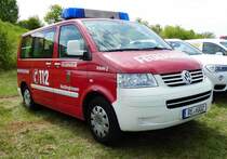 =VW T5 der Feuerwehr Recklinghausen, gesehen auf dem Parkplatz der RettMobil 2017 in Fulda, Mai 2017