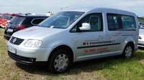 =VW Caddy vom DRK KV SALZWEDEL, gesehen auf dem Parkplatz der RettMobil 2017 in Fulda, Mai 2017