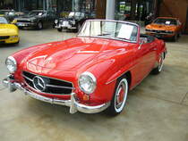 Mercedes Benz W121 BII. 1955 - 1963. Besser bekannt unter der Typenbezeichnung 190SL. 25881 Fahrzeuge verließen die Werkshallen von Mercedes Benz. Dieser, im Farbton signalrot lackierte Wagen, hat einen 4-Zylinderreihenmotor mit einem Hubraum von 1897 cm³ und leistet 105 PS. Classic Remise Düsseldorf am 22.06.2017.