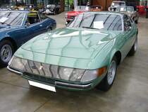 Ferrari 365 GTB/4  Daytona . 1969 - 1973. Von diesem Modell verließen nur 1284 Stück die Werkhallen in Maranello. Hier wurde ein frühes Modell abgelichtet, erkennbar an der Plexiglasabdeckung für die Frontscheinwerfer. Der im Farbton verde medio lackierte Wagen hat einen V12-motor, der aus 4390 cm³ Hubraum 352 PS leistet. Die Höchstgeschwindigkeit liegt bei 280 km/h. Classic Remise Düsseldorf am 22.06.2017.