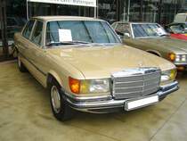 Mercedes Benz W116. 1972 - 1980. Während der neunjährigen Bauzeit entstanden über 473000 Fahrzeuge dieser Baureihe. Der abgelichtete Wagen ist ein 350SE aus Südfrankreich. Das im Farbton 430/Herbstbeige lackierte Auto wurde 1973 produziert. Der V8-motor hat einen Hubraum von 3499 cm³ und leistet 200 PS. Classic Remise Düsseldorf am 22.06.2017. 