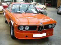 BMW E9 3.0 CSL. 1971 - 1972. 1971 entstanden die ersten 3.0 CSL-Coupes in Zusammenarbeit mit Alpina/Buchloe im Allgäu. Es waren Homologationsmodelle für den Tourenwagensport. Als Basis diente der E9 3.0 CS. Der CSL (Coupe Sport Leichtbau) erhielt keine motortechnische Leistungssteigerung, sondern wurde durch Gewichtsersparnis auf ein Leergewicht von 1165 kg  abgespeckt . Der abgelichtete Wagen ist der letzte gebaute 3.0 CSL mit Vergasermotor. Der 
6-Zylinderreihenmotor hat einen Hubraum von 2985 cm³ und leistet 180 PS. Classic Remise Düsseldorf am 22.06.2017.