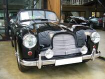 Aston Martin DB2/4 MK I Saloon. 1953 - 1955. Hier wurde einer der letzten Wagen dieser Baureihe abgelichtet. Er ist bereits mit dem aufgebohrten 6-Zylinderreihenmotor mit 2922 cm³ Hubraum ausgerüstet. Dieser leistet 142 PS und kann den Wagen, je nach Getriebeübersetzung, auf bis zu 225 km/h beschleunigen. Classic Remise Düsseldorf am 22.06.2017.
