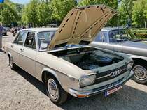 Audi 100 auf dem Oldtimer-Treffen an der Rennbahn in Krefeld, 8.5.16