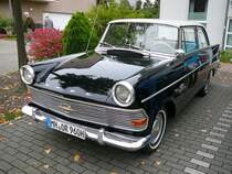 Opel Rekord P2. 1960 - 1963. Beim abgelichteten P2 handelt es sich um ein sehr frühes Modell. Er wurde im September 1960 erstmalig zugelassen. Der Wagen gehört dem Veröffentlicher dieses Bildes. Saarner Oldtimer Cup am 20.09.2015.