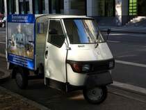 Piaggio APE-50 als Immobilien-Werbeträger in Düsseldorf; 170608