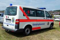 =VW T5 des DRK KV SCHMALKALDEN, gesehen auf dem Parkplatz der RettMobil 2017 in Fulda, Mai 2017