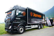 MB Actros mit Jägermeister Werbung am 24.6.17 am Trucker Festival in Interlaken.