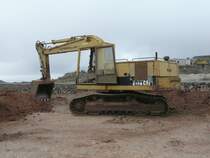 CAT 215 b abgestellt neben einen Parkplatz im Nationalpark Teide, Teneriffa im Januar 2009