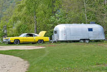 Cadillac Eldorado Cabrio mit typischem US-Wohnwagen in Bad-Honnef - 30.04.2017