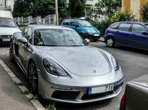 Porsche Cayman S (Baureihe 718), anscheinend nach einem langen Autobahnfahrt. Aufnahmedatum: 13.06.2017