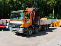 Mercedes Actros mit Kran und Ladefläche in Burgdorf am 25.06.2017