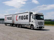 Mercedes Actros mit Pritsche und Anhänger in Lyssaach am  25.06.2017