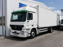 Mercedes Actros mit Pritsche in Lyssaach am 25.06.2017