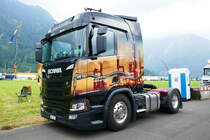 Ein Scania mit Airbrush Zeichnung am 24.6.17 am Trucker Festival in Interlaken.