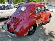 Renault 4CV auf dem Oldtimer-Treffen an der Rennbahn in Krefeld, 8.5.16