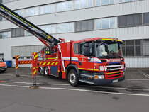 Feuerwehr Obertshausen Scania Hubrettungsbühne (HRB 32) (Florian Obertshausen 3-38-1) am 01.07.17 beim Tag der Offenen Tür der Firma Karl Mayer