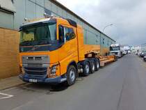 Volvo FH16 Schwertransporter am 01.07.17 in Obertshausen