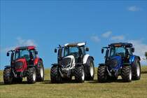 3 Valtra in den luxemburgischen Flaggen Farben stehen am Nationalfeiertag in einer Weide . 24.06.2017 