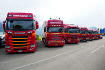 6 Scania und ein Volvo von Steiner Transport Rapperswil am 24.6.17 am Trucker Festival in Interlaken.