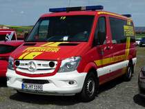 =MB Sprinter als MTW 1 der Feuerwehr SCHWETZINGEN, gesehen auf dem Parkplatz der RettMobil 2017 in Fulda - Mai 2017