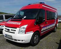 =Ford Transit der Feuerwehr AUERBACH, gesehen auf dem Parkplatz der RettMobil 2017 in Fulda - Mai 2017