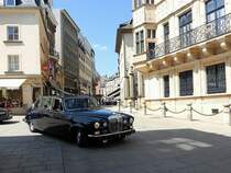 Daimler DS 420, war von 1970÷2000 die Staatslimousine des Grossherzog Jean von Luxemburg, und wird heutzutage nur noch bei Feierlichkeiten verwendet, was wohl bei meinem Kurzbesuch in Luxemburg der Fall war, als dieses prächtige Auto, mit dem Kennzeichen Nr.1, überraschend beim Großherzoglichen Palais eintraf;170614
