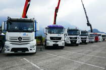 Ein MB Drei MAN und Drei Volvo von baumat am 24.6.17 am Trucker Festival in Interlaken.
