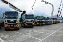 Fünf MAN, Zwei MB, Ein Volvo und Saurer von Daepp Beton am 24.6.17 am Trucker Festival in Interlaken.