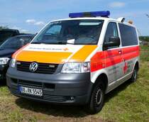 =VW T5 des DRK OV WEISSACH-FLACHT, gesehen auf dem Parkplatz der RettMobil 2017 in Fulda - Mai 2017