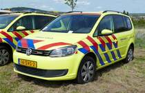 =VW Touran von  ambulance Twente , gesehen auf dem Parkplatz der RettMobil 2017 in Fulda - Mai 2017