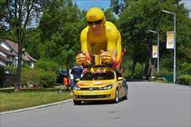 Golf Cabrio als Werbefahrzeug in der Caravane du Tour am 03.07.2017.
