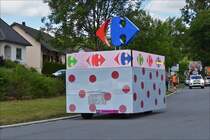 Ein unbekanntes Fahrzeug als Werbefahrzeug in der Caravane du Tour auf den Straßen durch Luxemburg unterwegs.  03.07.2017