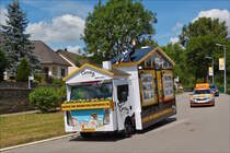 Unbekanntes umgebautes Nutzfahrzeug als Werbefahrzeug in der Caravane du Tour auf den Straßen durch Luxemburg unterwegs.  03.07.2017