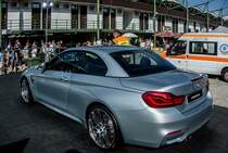 BMW M4 Cabriolet Rückansicht. Das Auto wurde am 18.06.2017 in Rahmen des DTM-Rennens ausgestellt.