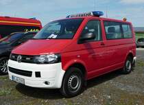 =VW T5, gesehen auf dem Parkplatz der RettMobil 2017 in Fulda - Mai 2017