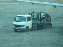 Mercedes Benz Vario als Flugzeugbetankungsfahrzeug auf dem Flughafen Teneriffa Sd im Januar 2009