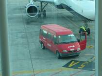 Ford Transit der Fluggesellschaft IBERIA auf dem Vorfeld des Flughafens Teneriffa Sd am 10.01.2009