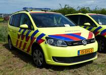 =VW Touran von  ambulance Twente , gesehen auf dem Parkplatz der RettMobil 2017 in Fulda - Mai 2017