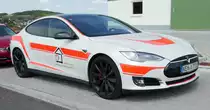 =Tesla S, gesehen auf dem Parkplatz der RettMobil 2017 in Fulda - Mai 2017