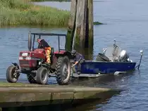 Traktor CASE INTERNATIONAL 540 zieht ein Boot aus der Elbe bei Hoopte; 14.07.2017
