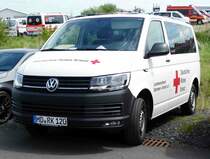 =VW T6 vom DRK LV Sachsen-Anhalt, gesehen auf dem Parkplatz der RettMobil 2017 in Fulda - Mai 2017