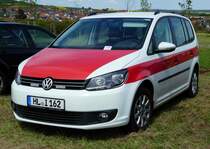 =VW Touran der Feuerwehr LÜBECK, gesehen auf dem Parkplatz der RettMobil 2017 in Fulda - Mai 2017